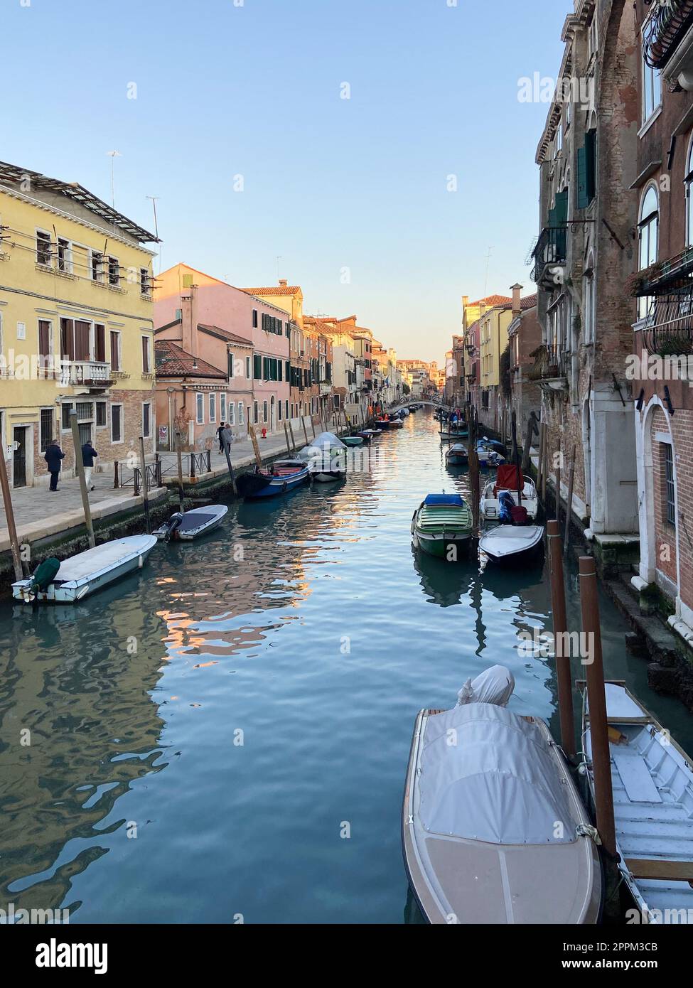 Barche nel canale nel quartiere Cannaregio di Venezia Foto Stock