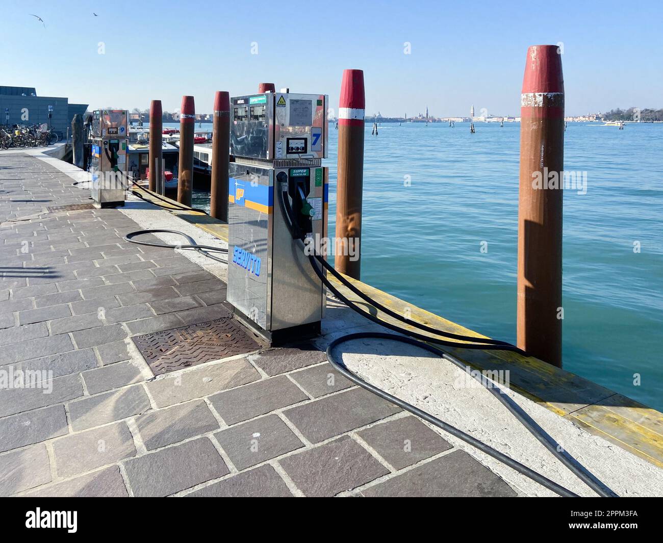 Distributore di benzina sul lungomare del Lido di Venezia Foto Stock