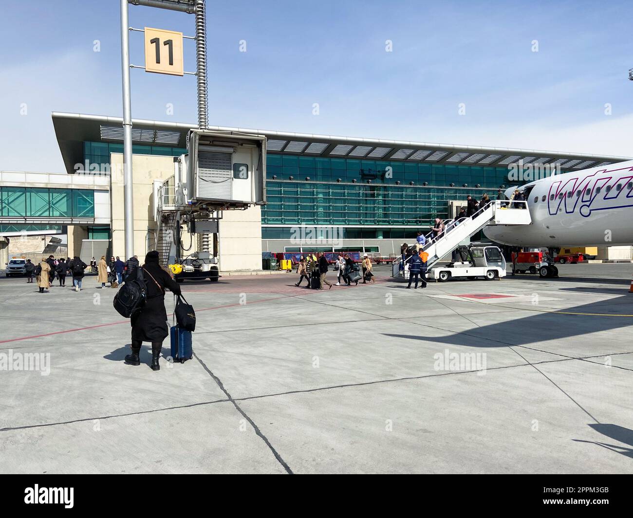 Passeggeri in partenza da Wizz Air a Yerevan Foto Stock