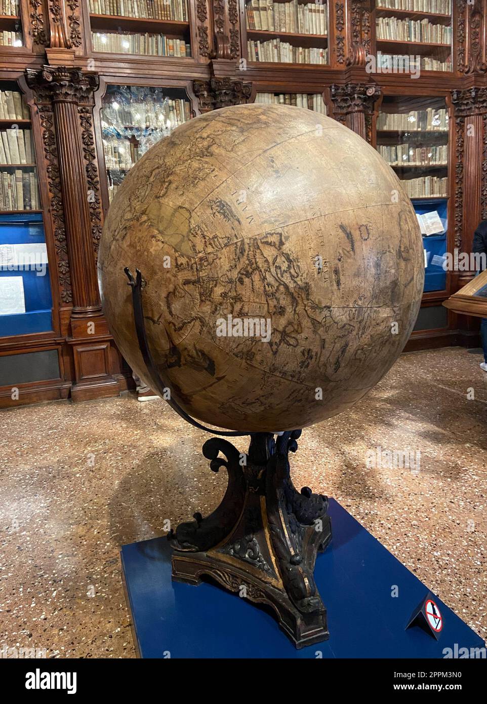 Antico globo nella sala del Museo Correr di Venezia Foto Stock