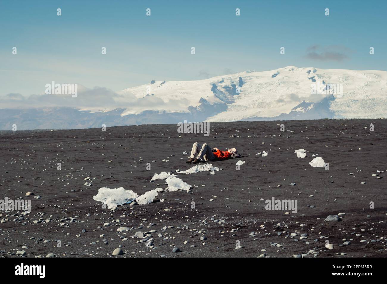 Persona sdraiata su un paesaggio ghiacciato foto Foto Stock