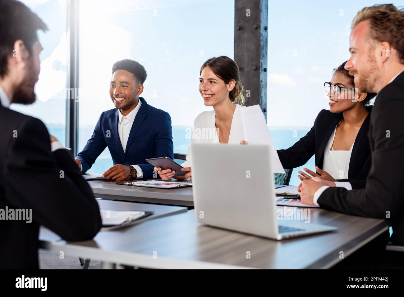 La gente di affari che lavorano insieme in ufficio. Concetto di partnership e il lavoro di squadra Foto Stock