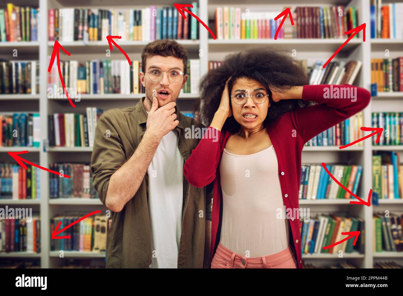 Giovane studente con espressione preoccupata in biblioteca Foto Stock