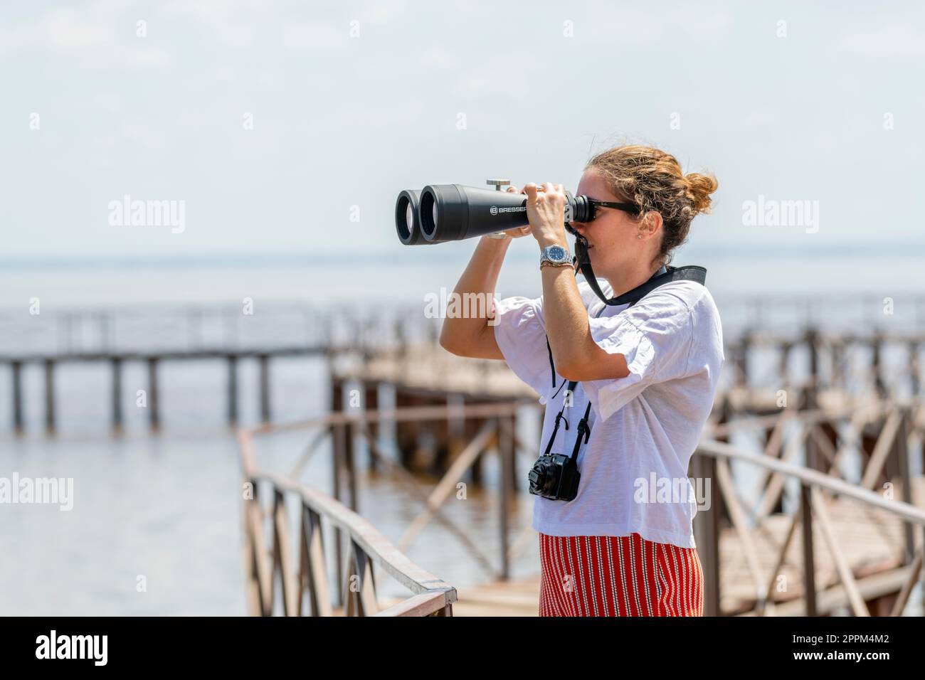 Donna adulta in un safari nella savana africana Foto Stock