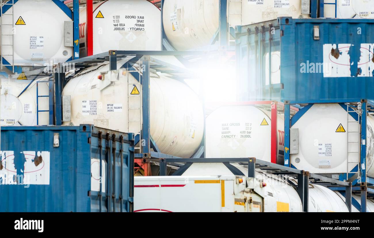 Contenitore per sostanze chimiche. Contenitore serbatoio ISO per l'erogazione di sostanze chimiche. Trasporto di liquidi sfusi. Azienda chimica. Area di trasporto container. Attività di logistica globale. Contenitore chimico per il trasporto di autocarri. Foto Stock