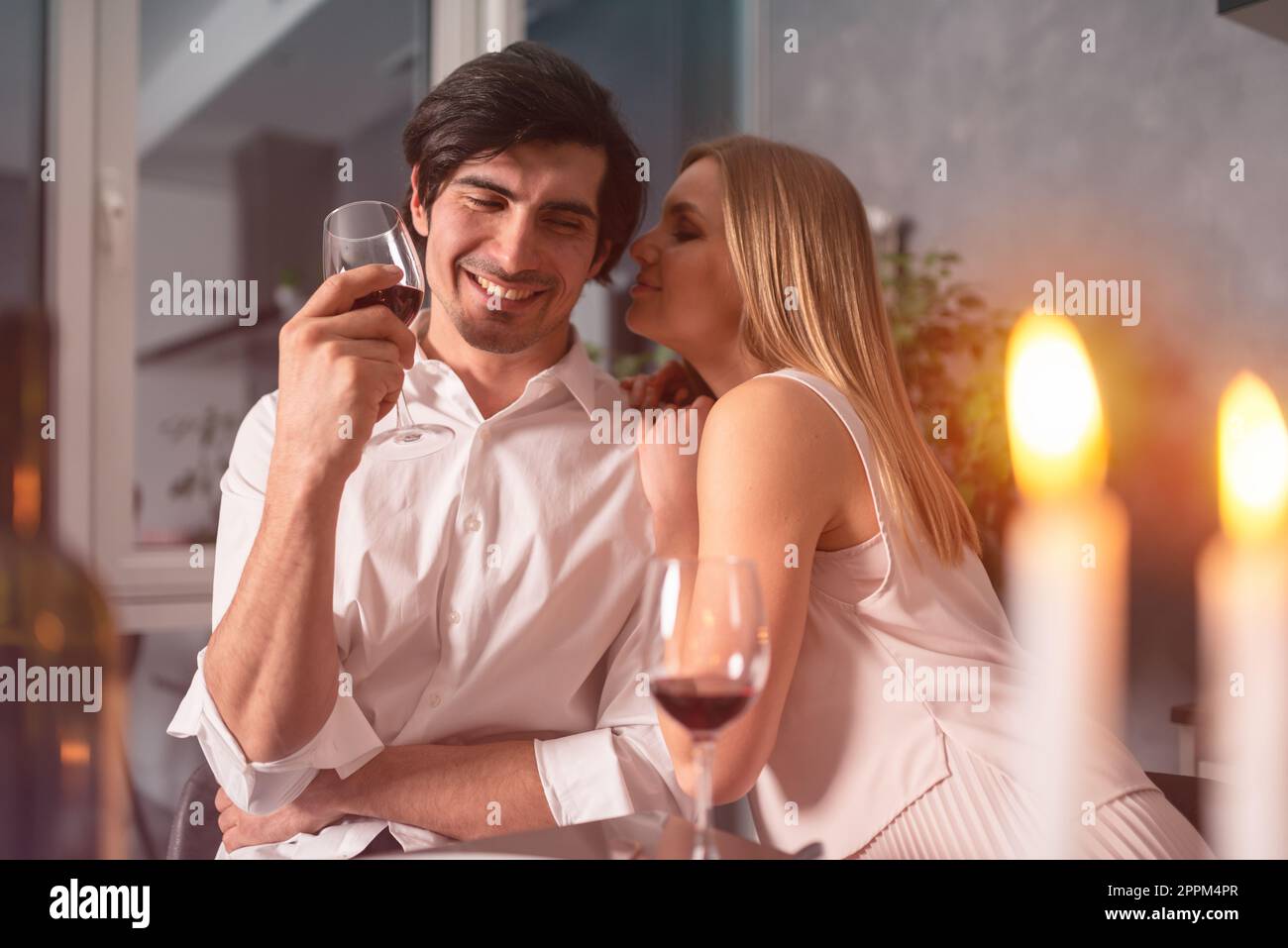 Giovane coppia amante durante una cena romantica Foto Stock