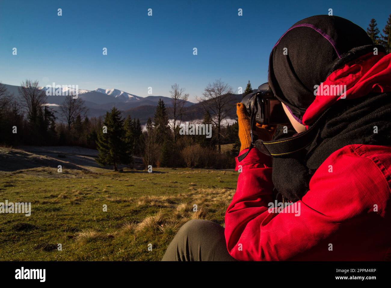 Fotografo di viaggio con fotocamera fotografia panoramica del paesaggio di montagna Carpazi Foto Stock