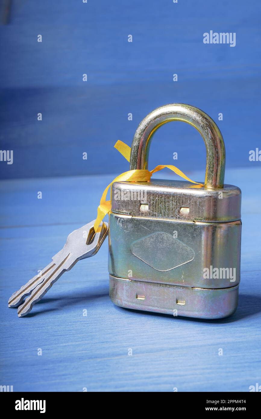 Lucchetto grande con chiave, vita morta, primo piano e vista dettagliata Foto Stock