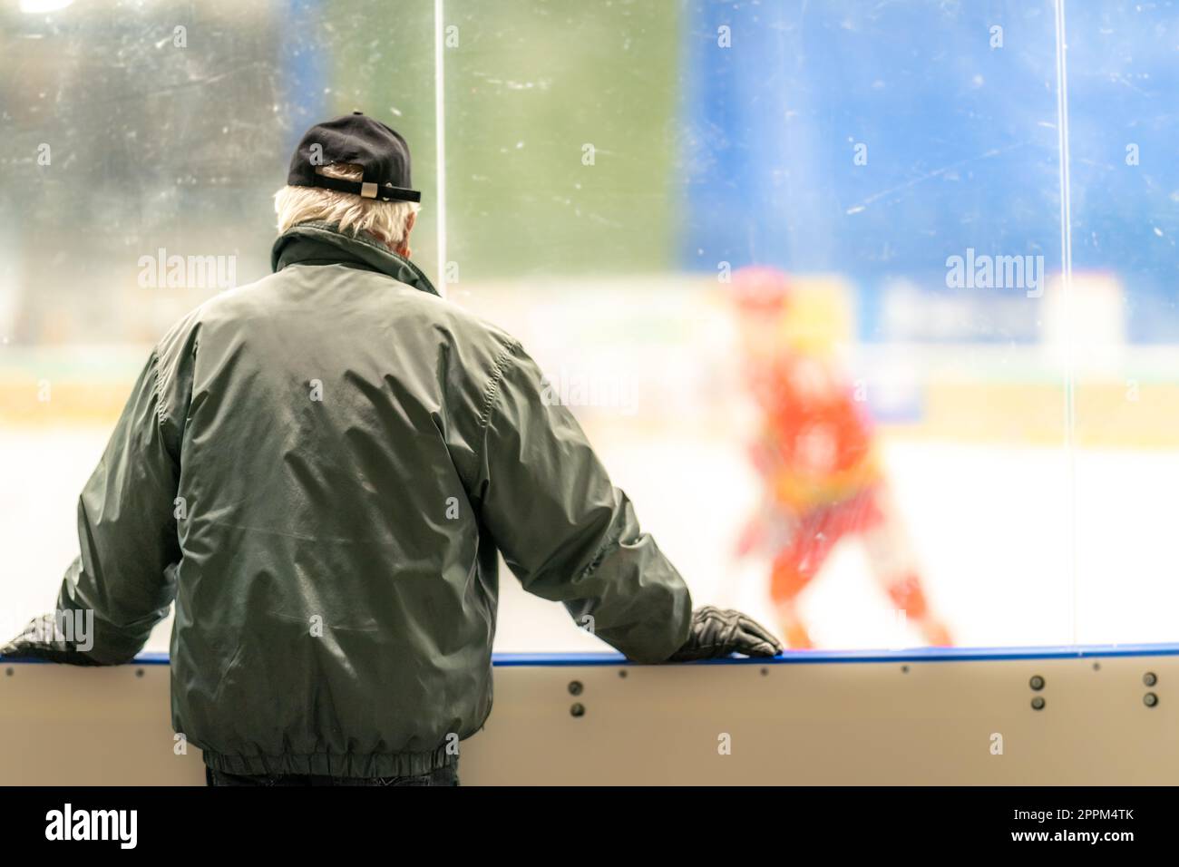 uno spettatore ad una partita in uno stadio di hockey Foto Stock