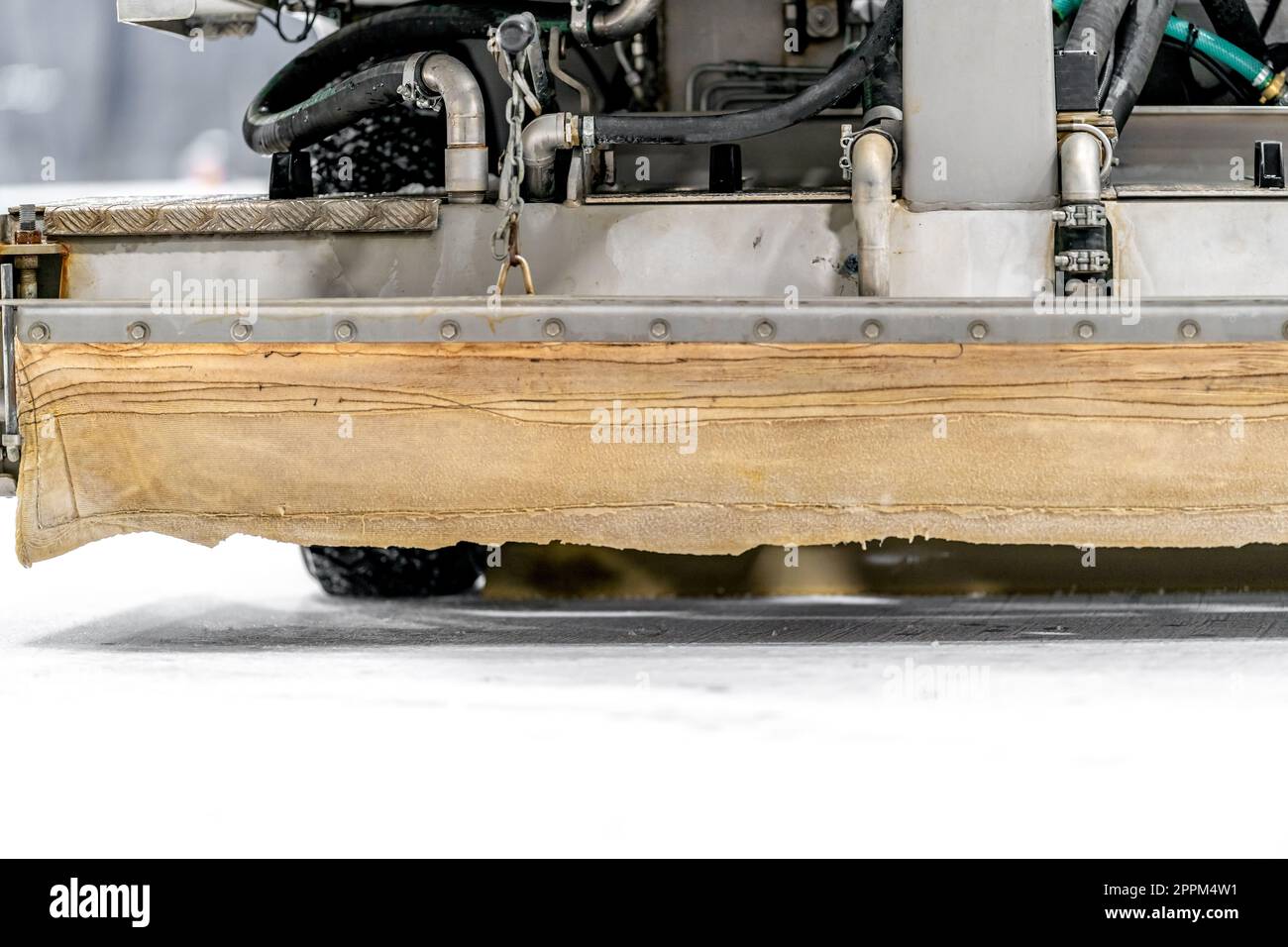 particolare della macchina per il ripavimentamento della superficie ghiacciata allo stadio invernale di hockey Foto Stock