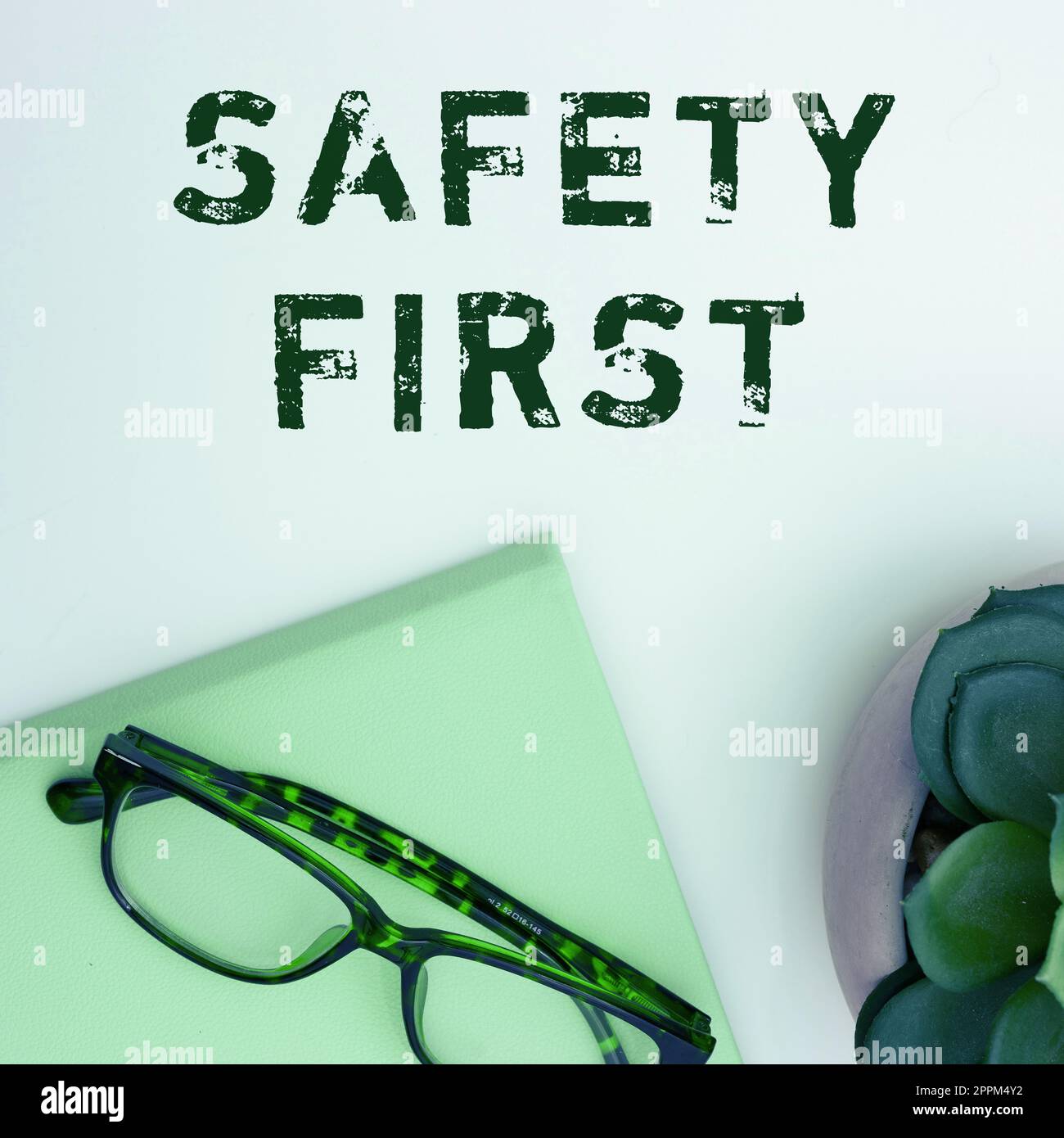 Scrittura del testo prima sicurezza. Concetto di business evitare qualsiasi rischio inutile vivere in modo sicuro prestare attenzione Foto Stock