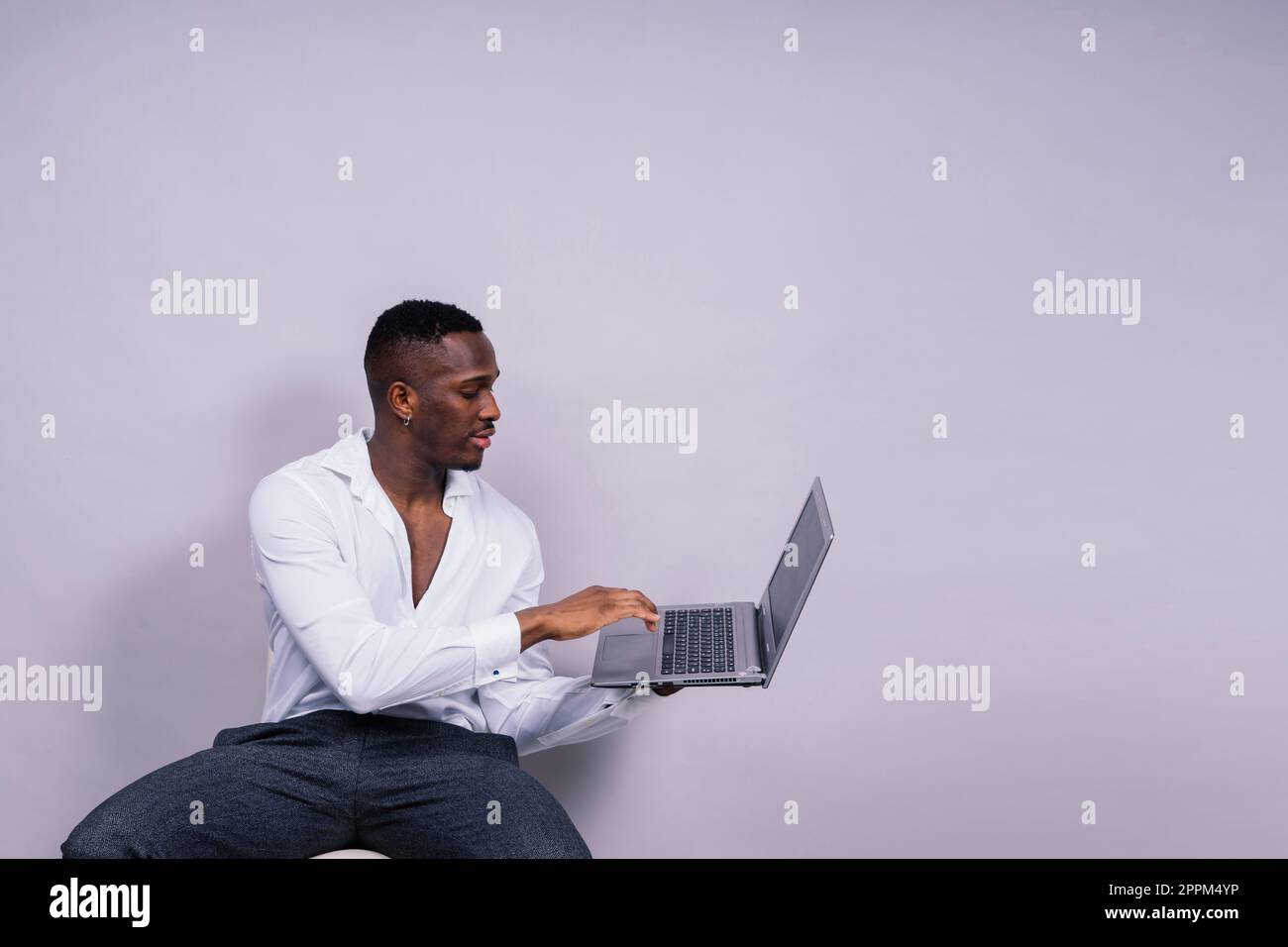 Uomo d'affari millenario afro-americano isolato su sfondo studio, abito formale di successo maschile Foto Stock