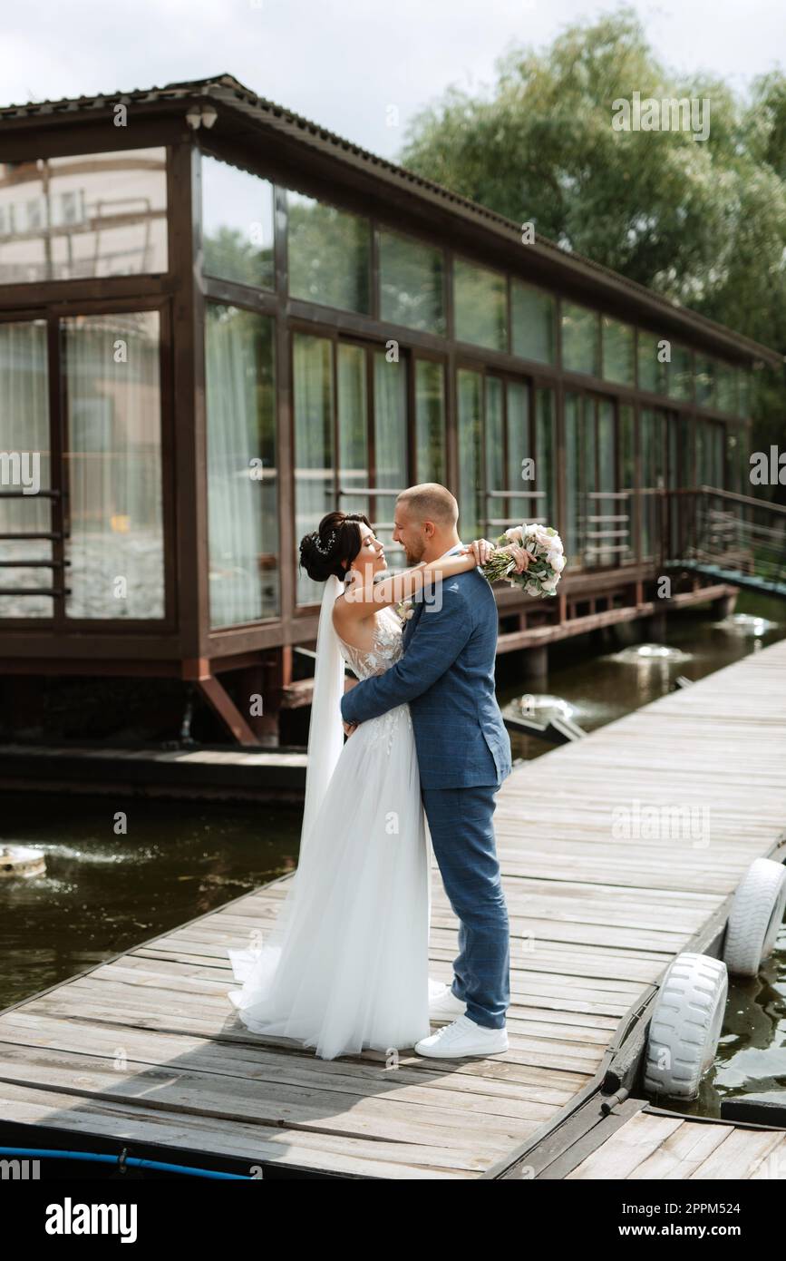 il primo incontro della sposa e dello sposo Foto Stock