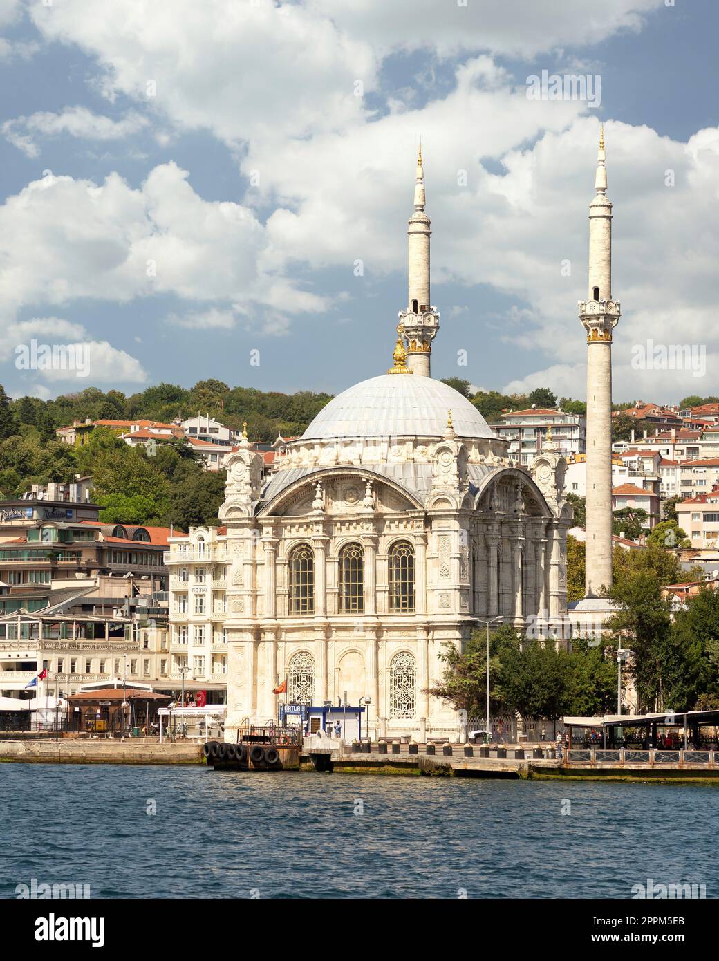 Vista dallo stretto del Bosforo con vista sulla Moschea di Ortakoy, o Ortakoy Camii, adatta alla piazza del molo di Ortakoy, Istanbul, Turchia Foto Stock