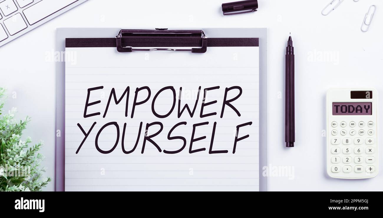 Ispirazione che mostra il segno Empower Yourself. Foto concettuale prendere il controllo della vita impostare obiettivi scelte positive Foto Stock