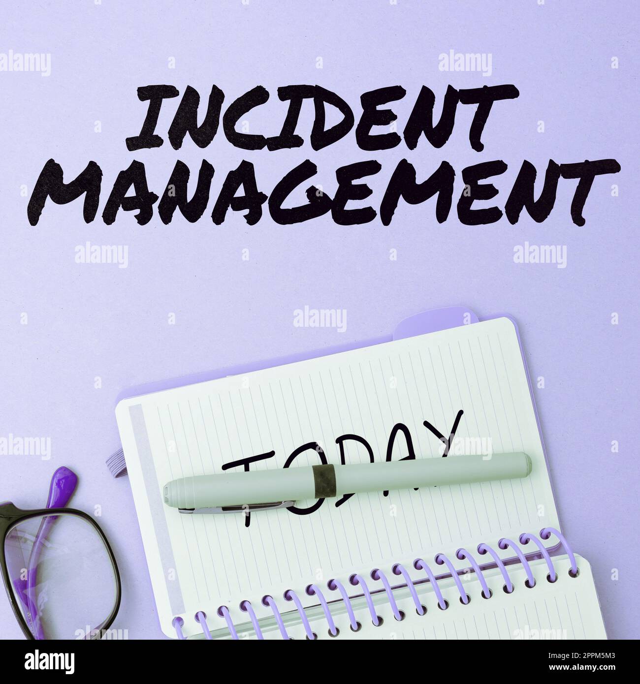 Cartello di testo che mostra Incident Management. Processo di Business Concept per riportare il servizio ai normali pericoli corretti Foto Stock