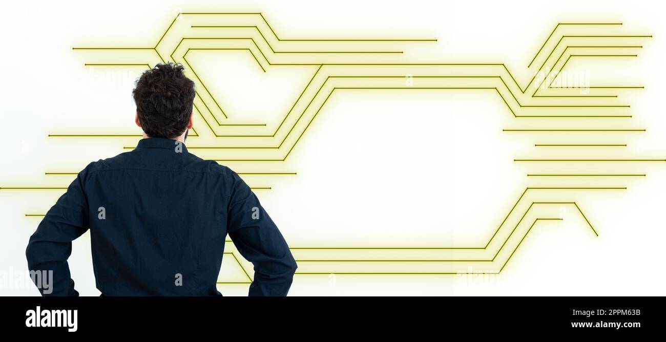 Uomo d'affari in camicia nera da ufficio con la schiena davanti a una parete bianca. Il design digitale futuristico presenta le nuove tecnologie del futuro. Bagliore colorato. Foto Stock