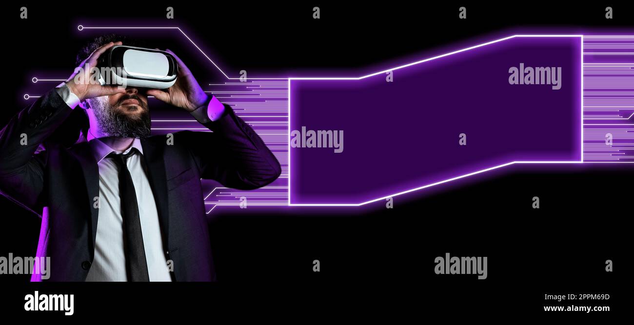 Uomo in piedi che indossa occhiali VR che presentano messaggi importanti. Uomo d'affari che possiede occhiali da vista per realtà virtuale e mostra informazioni Crutial. Donne che vedono nuove idee. Foto Stock