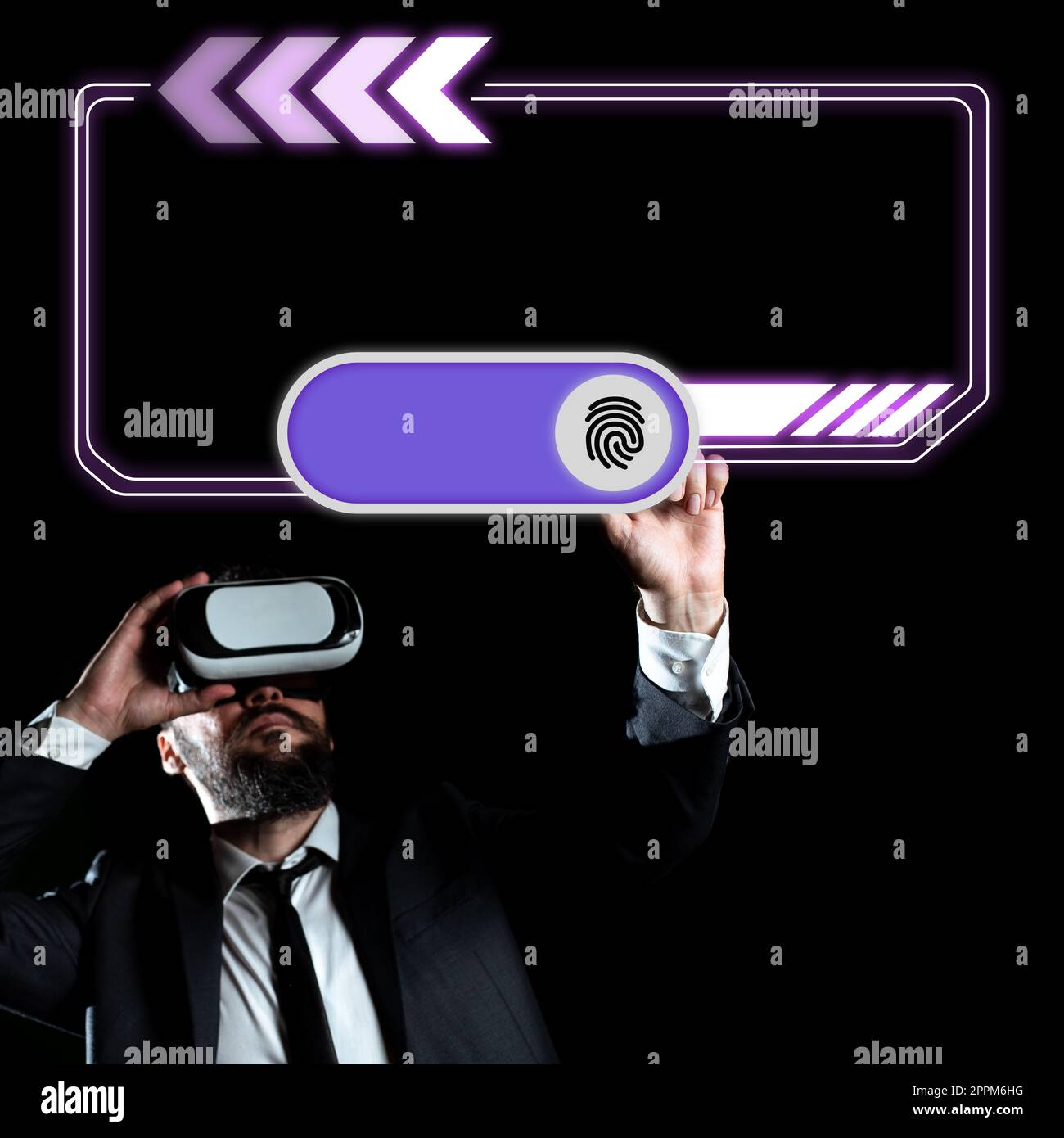 Uomo d'affari che indossa occhiali per realtà virtuale e indica messaggi importanti con un solo dito. Uomo che possiede occhiali da vista in realtà virtuale e mostra informazioni Crutial. Foto Stock