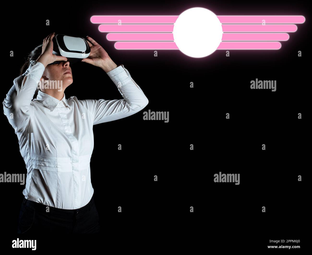 Donna con camicia bianca che indossa occhiali VR e guarda messaggi importanti. Donna d'affari che possiede occhiali da vista per realtà virtuale e mostra informazioni Crutial. Foto Stock