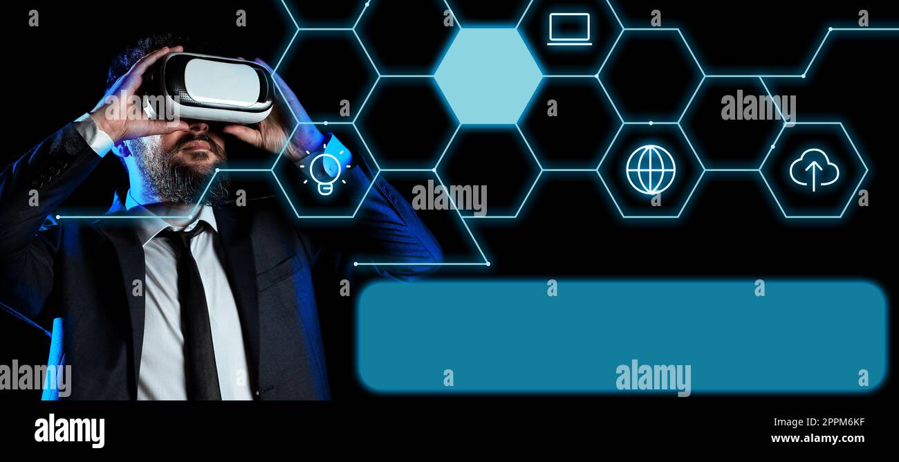 Uomo in piedi che indossa occhiali VR che presentano messaggi importanti. Uomo d'affari che possiede occhiali da vista per realtà virtuale e mostra informazioni Crutial. Donne che vedono nuove idee. Foto Stock