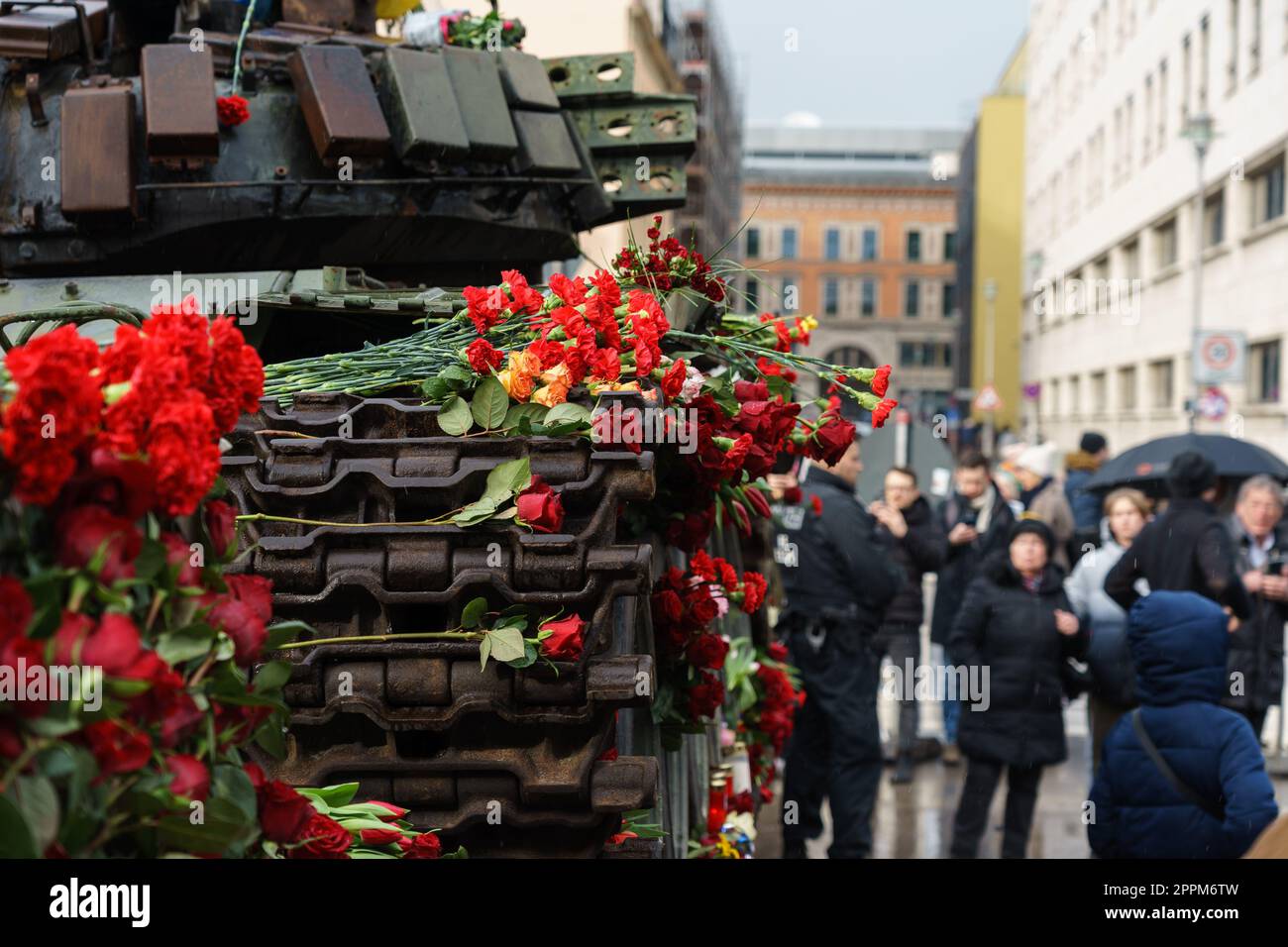 BERLINO - 25 FEBBRAIO 2023: Distrutto il carro armato russo T-72 di fronte all'ambasciata russa su Unter der Linden. Foto Stock