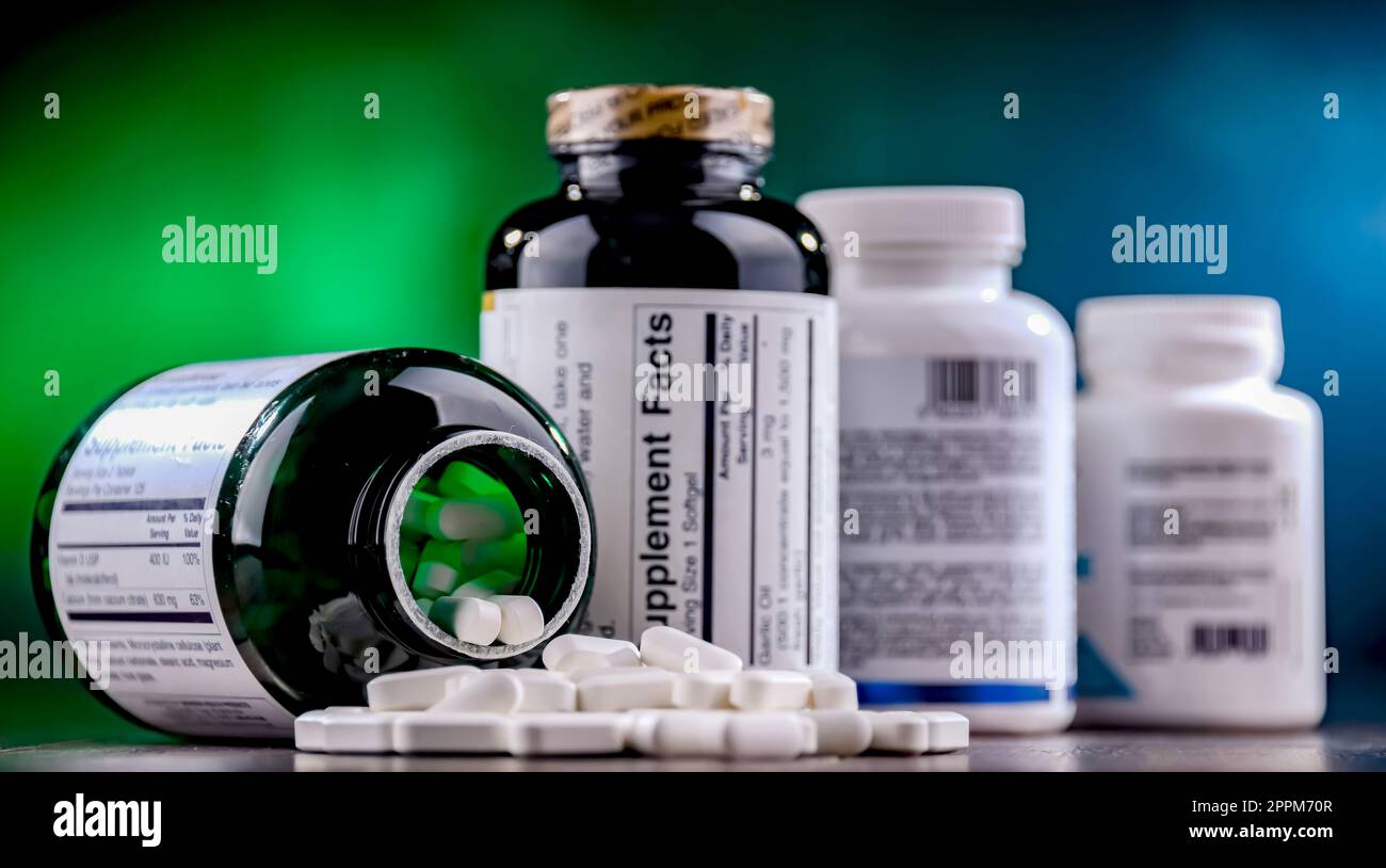 Composizione con supplemento dietetico di contenitori. Pillole di farmaco Foto Stock