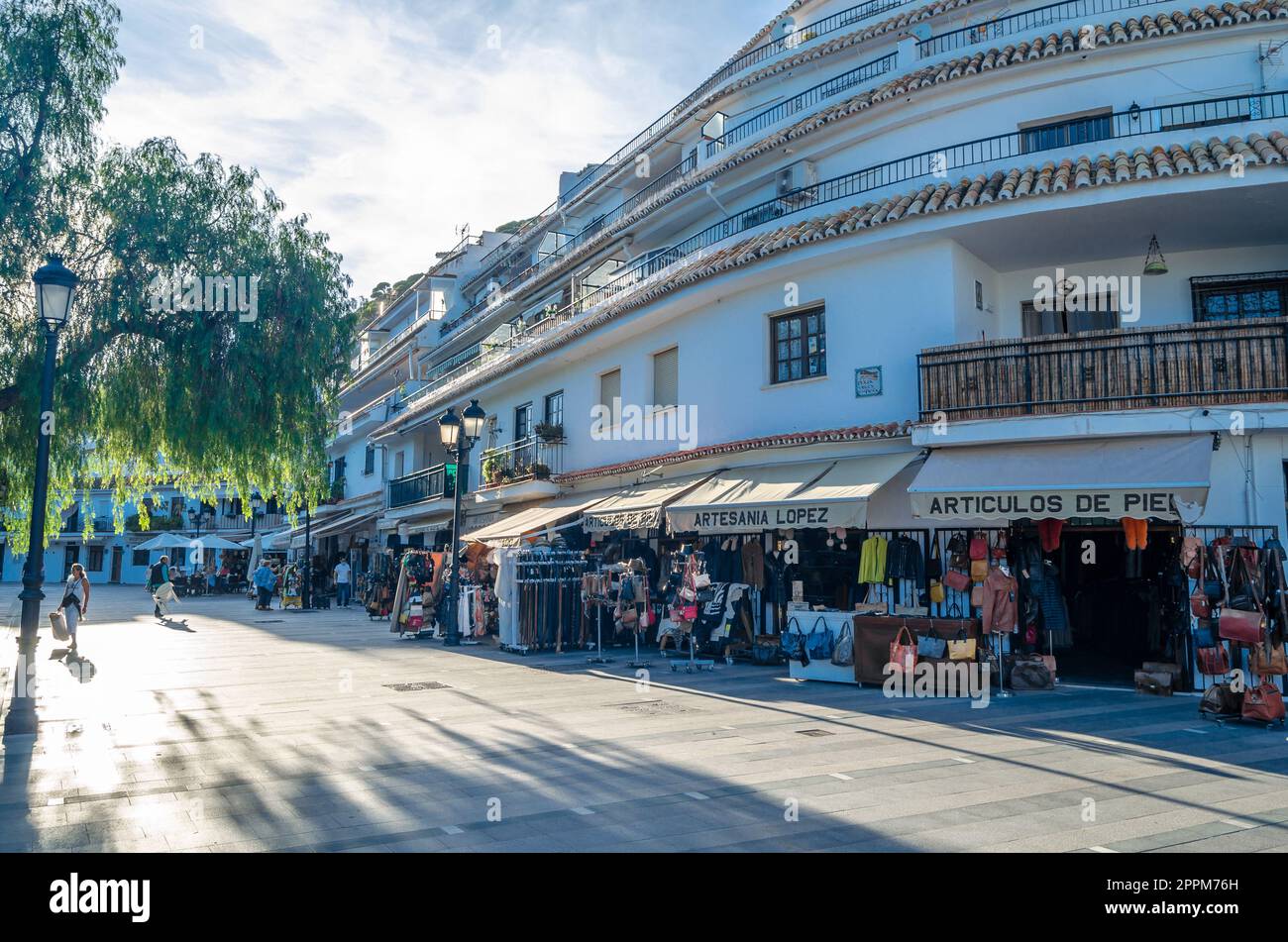 MIJAS, SPAGNA - 9 OTTOBRE 2021: Vista delle strade e dell'architettura tipica della città di Mijas, situata sulla Costa del Sol, provincia di Malaga, Andalusia, Spagna meridionale Foto Stock