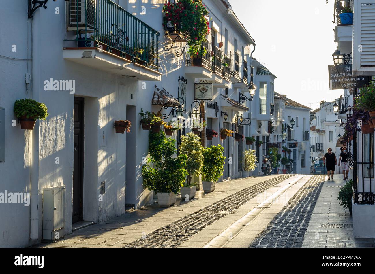 MIJAS, SPAGNA - 9 OTTOBRE 2021: Vista delle strade e dell'architettura tipica della città di Mijas, situata sulla Costa del Sol, provincia di Malaga, Andalusia, Spagna meridionale Foto Stock