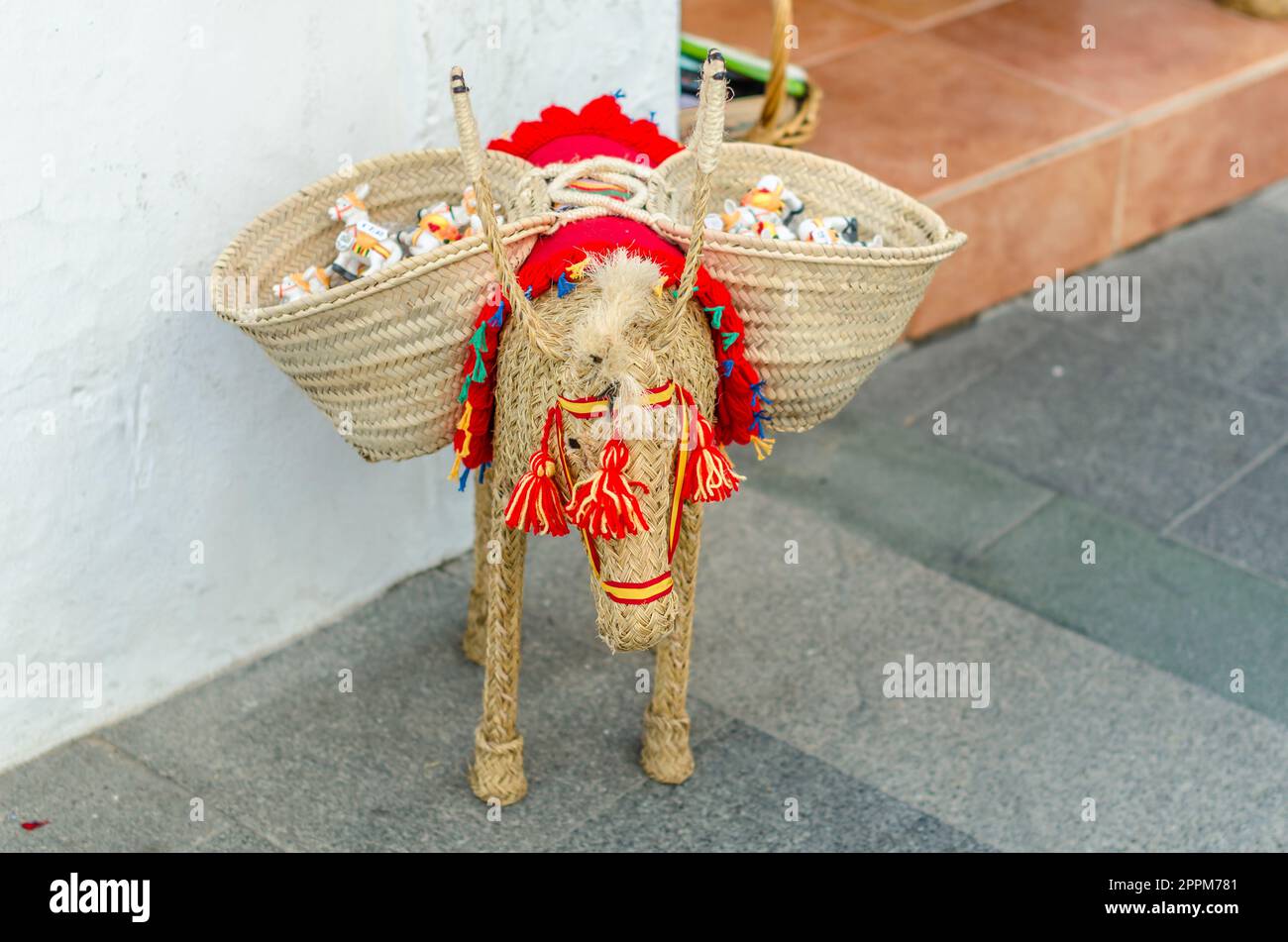 MIJAS, SPAGNA - 9 OTTOBRE 2021: Decorazione artigianale a forma di asino in un negozio di souvenir e artigianato nel villaggio di Mijas sulla Costa del Sol, provincia di Malaga, Andalusia, Spagna meridionale Foto Stock