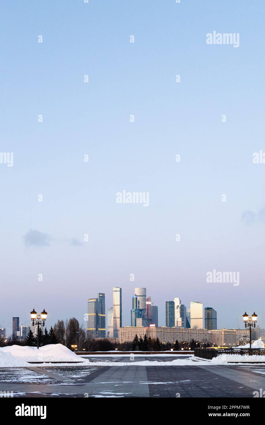Vista della città di Mosca da Poklonnaya Gora al tramonto Foto Stock