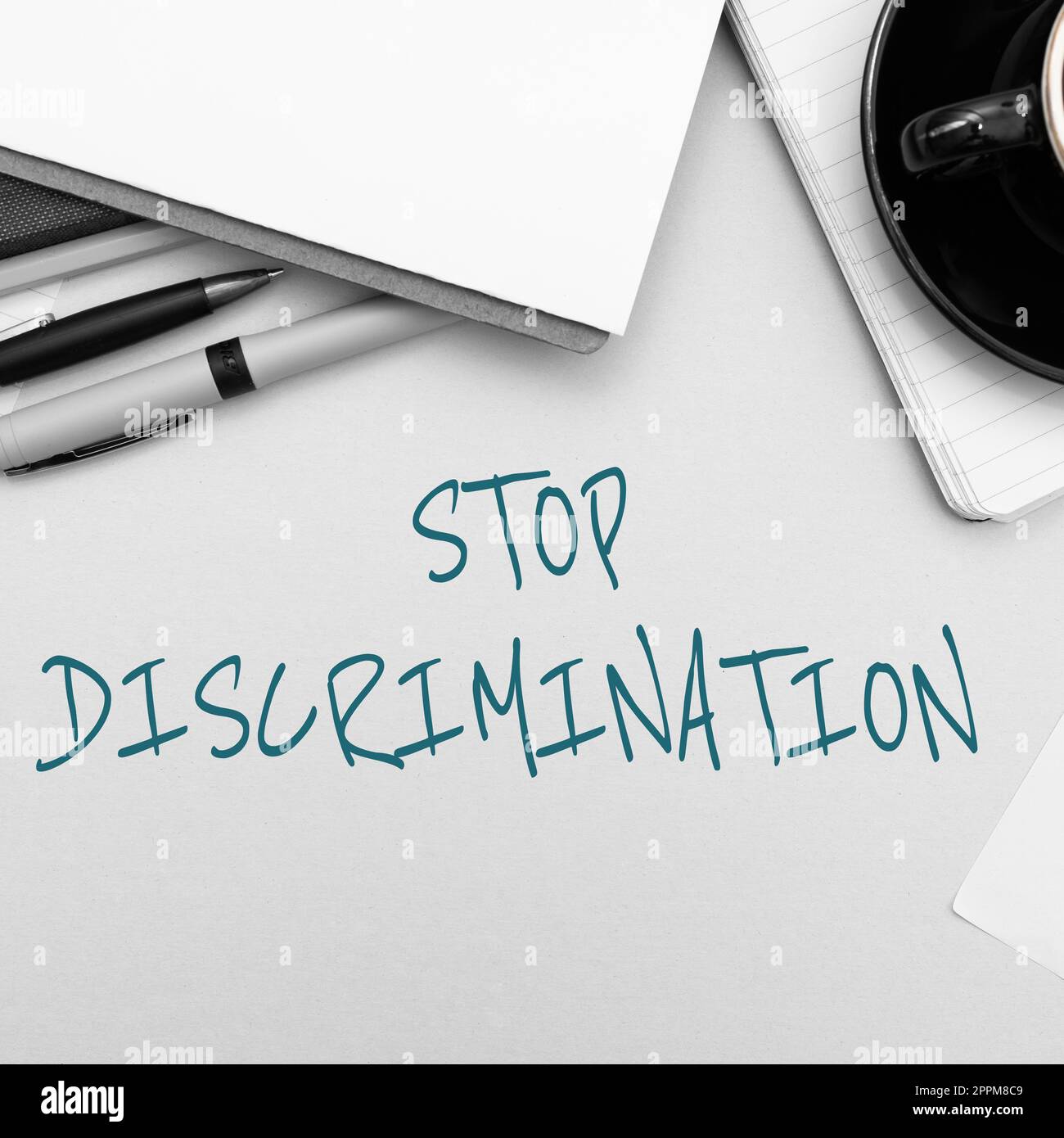 Scrittura del testo Interrompi discriminazione. Approccio aziendale prevenire lo scavo illegale cava ambiente conservazione Foto Stock