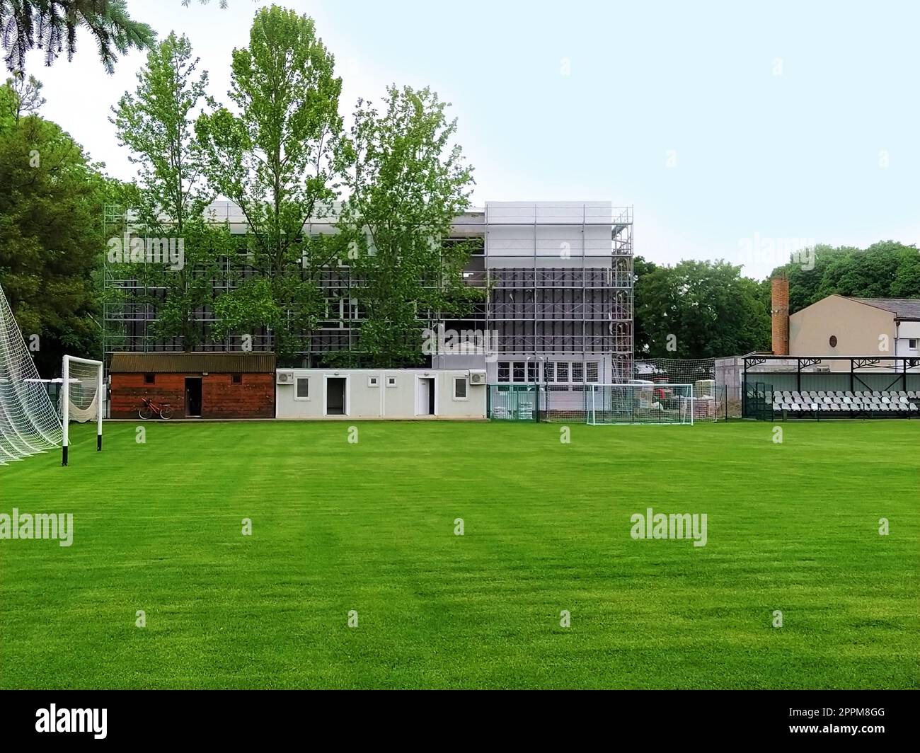 Sremska Mitrovica, Serbia. 30 maggio 2020. Costruzione di una nuova scuola. Edificio scolastico con impalcature. Campo da calcio nei terreni della scuola. Lavori di facciata nella fase finale della costruzione Foto Stock