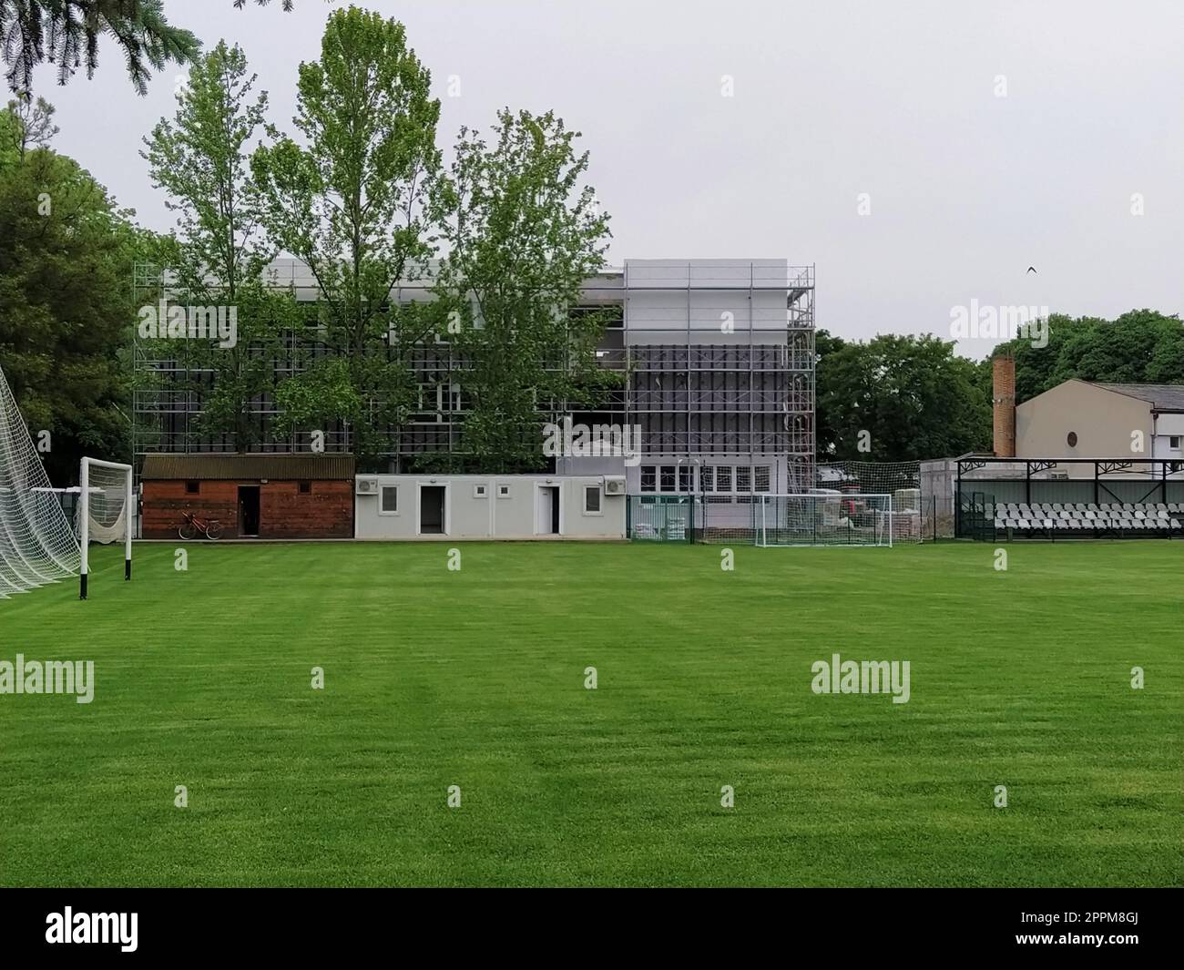 Sremska Mitrovica, Serbia. 30 maggio 2020. Costruzione di una nuova scuola. Edificio scolastico con impalcature. Campo da calcio nei terreni della scuola. Lavori di facciata nella fase finale della costruzione Foto Stock