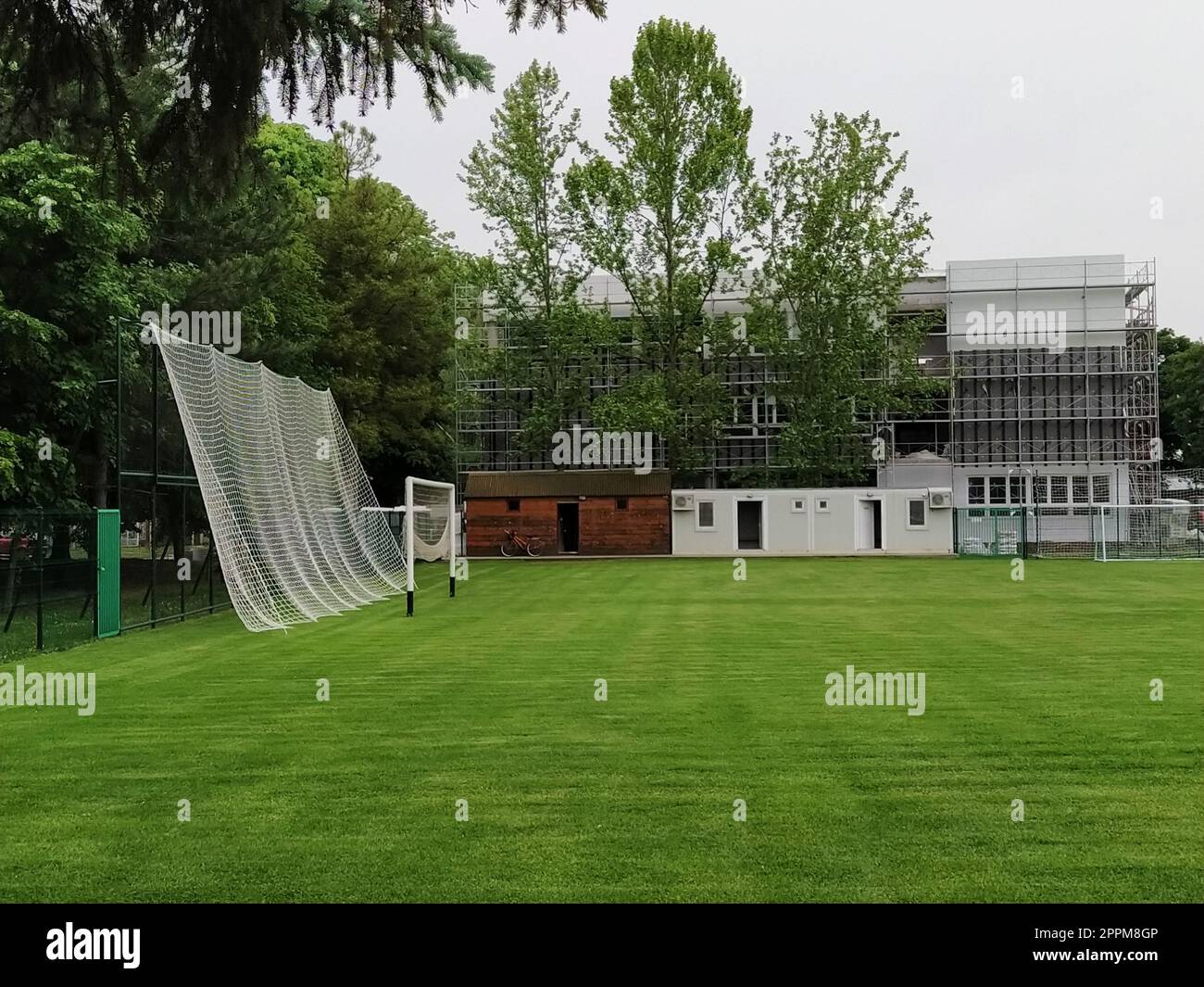 Sremska Mitrovica, Serbia. 30 maggio 2020. Un campo da calcio nei campi della scuola e un gol da calcio. La costruzione di una nuova scuola. Edificio scolastico con impalcature. Lavori di facciata Foto Stock