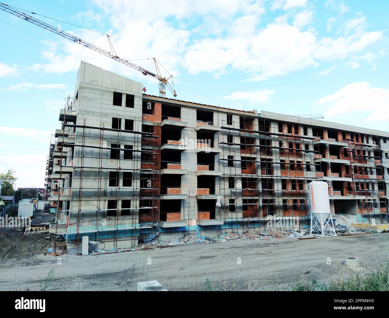 Sremska Mitrovica, Serbia, 18 ottobre 2020 costruzione di un quarto di case di cinque piani in cemento monolitico per ufficiali di polizia e professioni militari. Industria, edilizia, immobiliare. Foto Stock