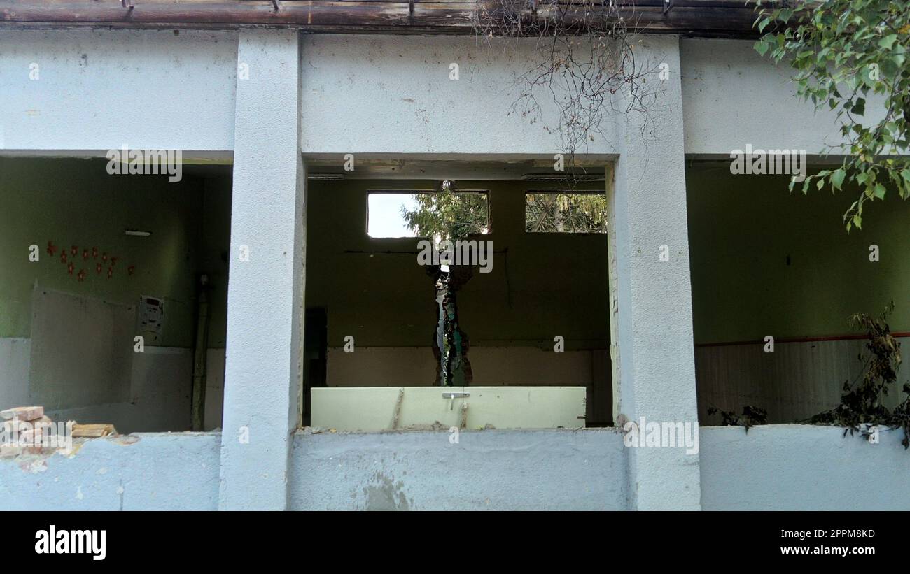 Sremska Mitrovica, Serbia, 13 agosto 2020. Smantellamento e demolizione della vecchia scuola che prende il nome da Jovan Popovic. Fori nelle pareti e nel soffitto. Classe in rovina Foto Stock