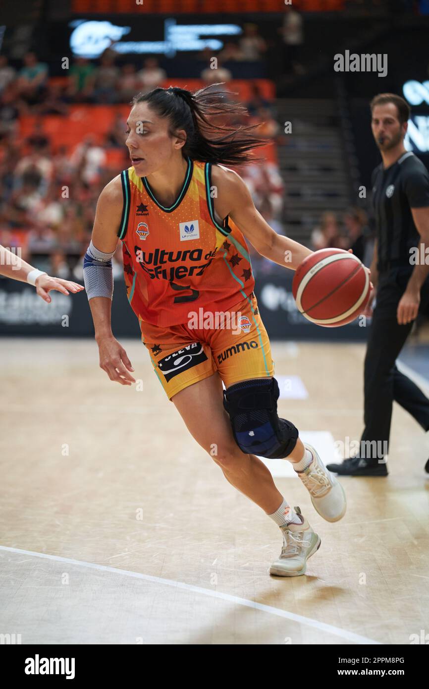 Valencia, Spagna. 23rd Apr, 2023. Cristina Ouvina of Valencia Basket in azione durante le quarti di finale di Play Off di Liga Endesa al Padiglione Fuente de San Luis.Valencia Basket 77:35 Movistar Estudiantes (Photo by Vicente Vidal Fernandez/SOPA Images/Sipa USA) Credit: Sipa USA/Alamy Live News Foto Stock