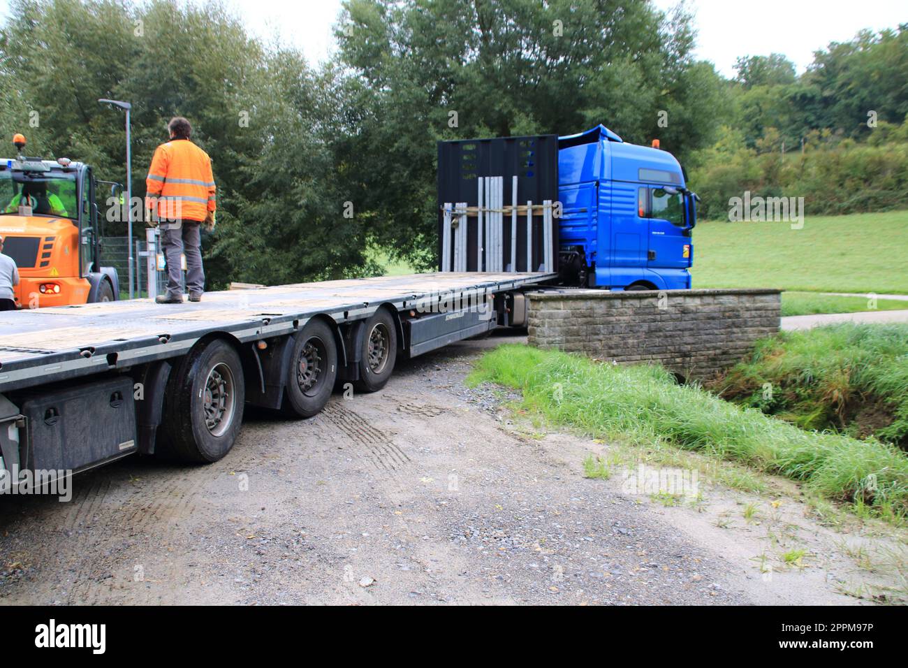 Camion con rimorchio si è perso su un ponte Foto Stock