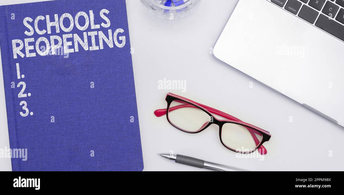 Scrittura visualizzazione testo riapertura scuole. Le parole scritte sulle classi sono terminate per il momento essendo la fine della giornata scolastica Foto Stock