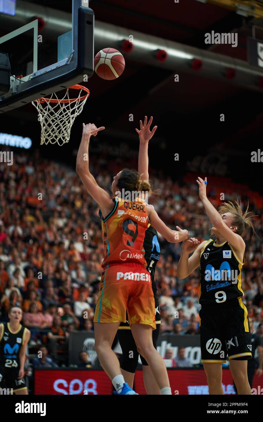 Valencia, Spagna. 23rd Apr, 2023. Queralt Casas of Valencia Basket in azione durante le quarti di finale di Play Off di Liga Endesa al Padiglione Fuente de San Luis.Valencia Basket 77:35 Movistar Estudiantes (Photo by Vicente Vidal Fernandez/SOPA Images/Sipa USA) Credit: Sipa USA/Alamy Live News Foto Stock