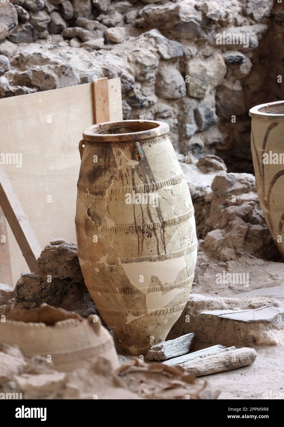 Santorini, Grecia - recupero di ceramiche antiche nella città preistorica di Akrotiri, sito di scavo di un Bronzo minoico Foto Stock