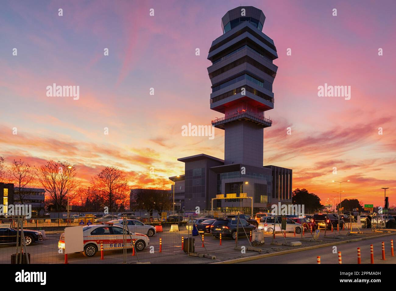 Tramonto sulla nuova torre di controllo del traffico aereo all'aeroporto Nikola Tesla di Belgrado, Serbia Foto Stock