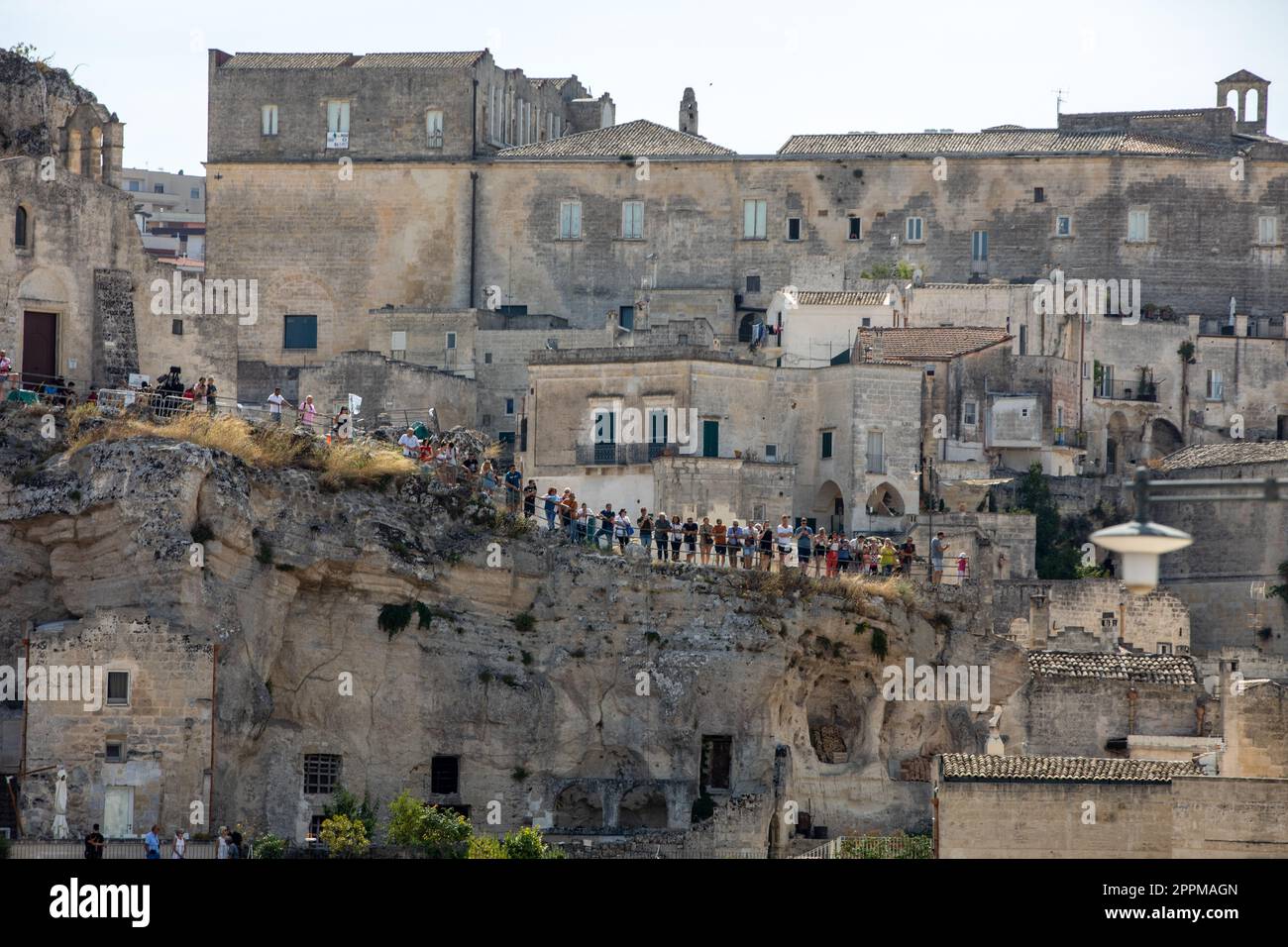 Turisti nei Sassi di Matera, quartiere storico della città di Matera. Foto Stock
