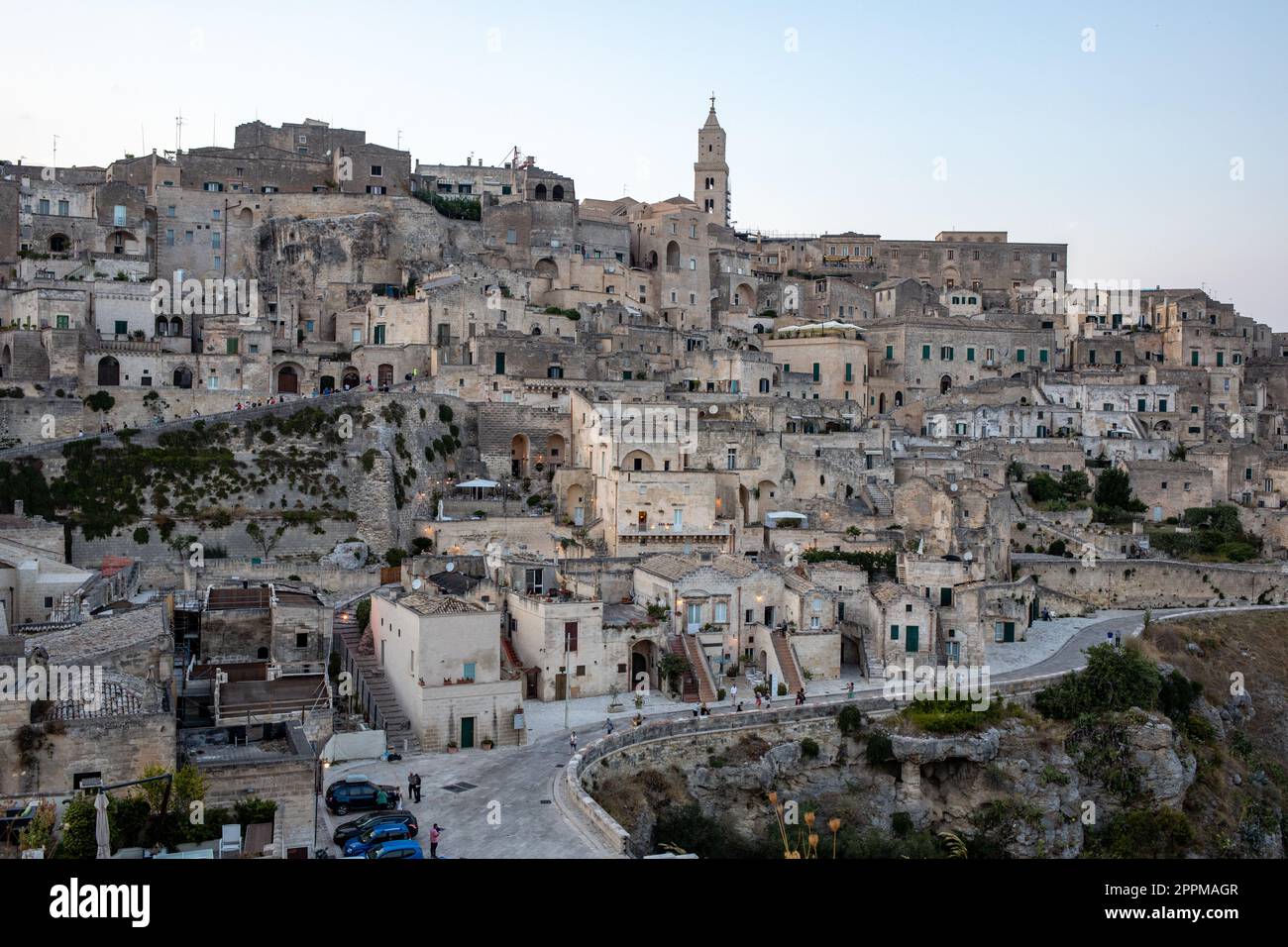 Vista dei Sassi di Matera un quartiere storico della città di Matera e ben noti per i loro antichi insediamenti rupestri. Basilicata. Italia Foto Stock