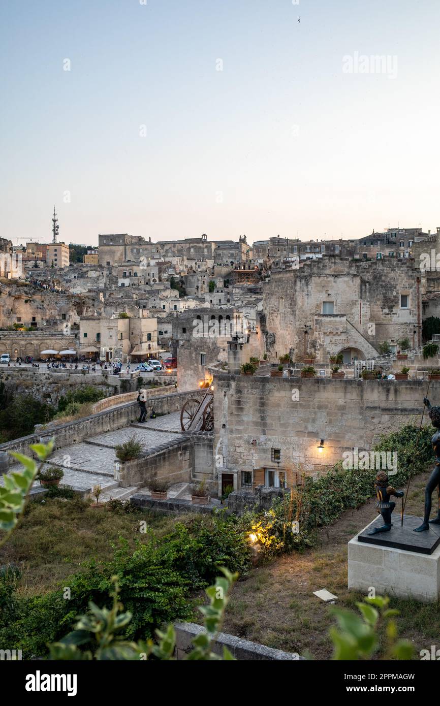 Vista dei Sassi di Matera un quartiere storico della città di Matera e ben noti per i loro antichi insediamenti rupestri. Basilicata. Italia Foto Stock