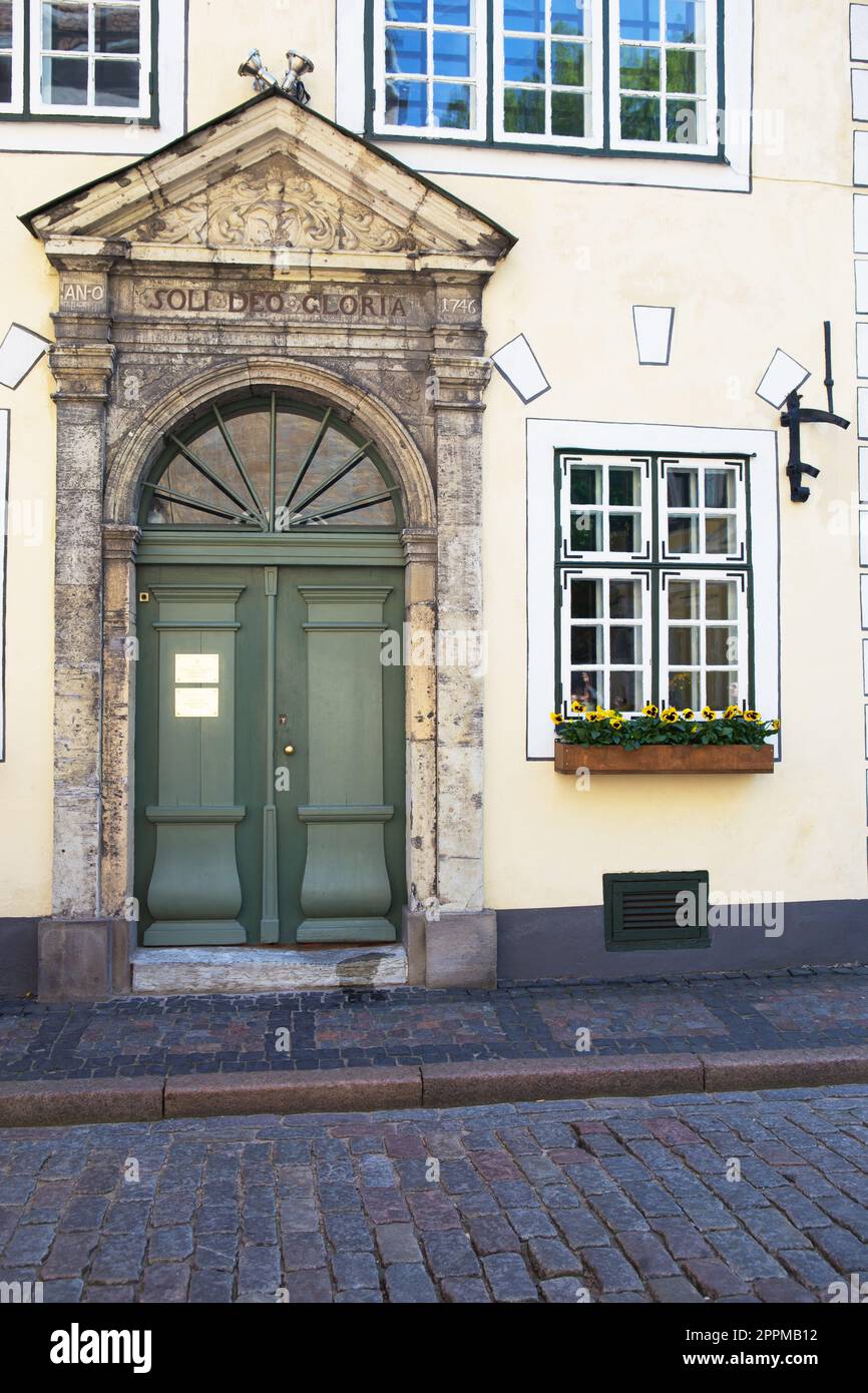 Porte antiche verdi molto belle nella città vecchia di riga in Lettonia. Foto Stock