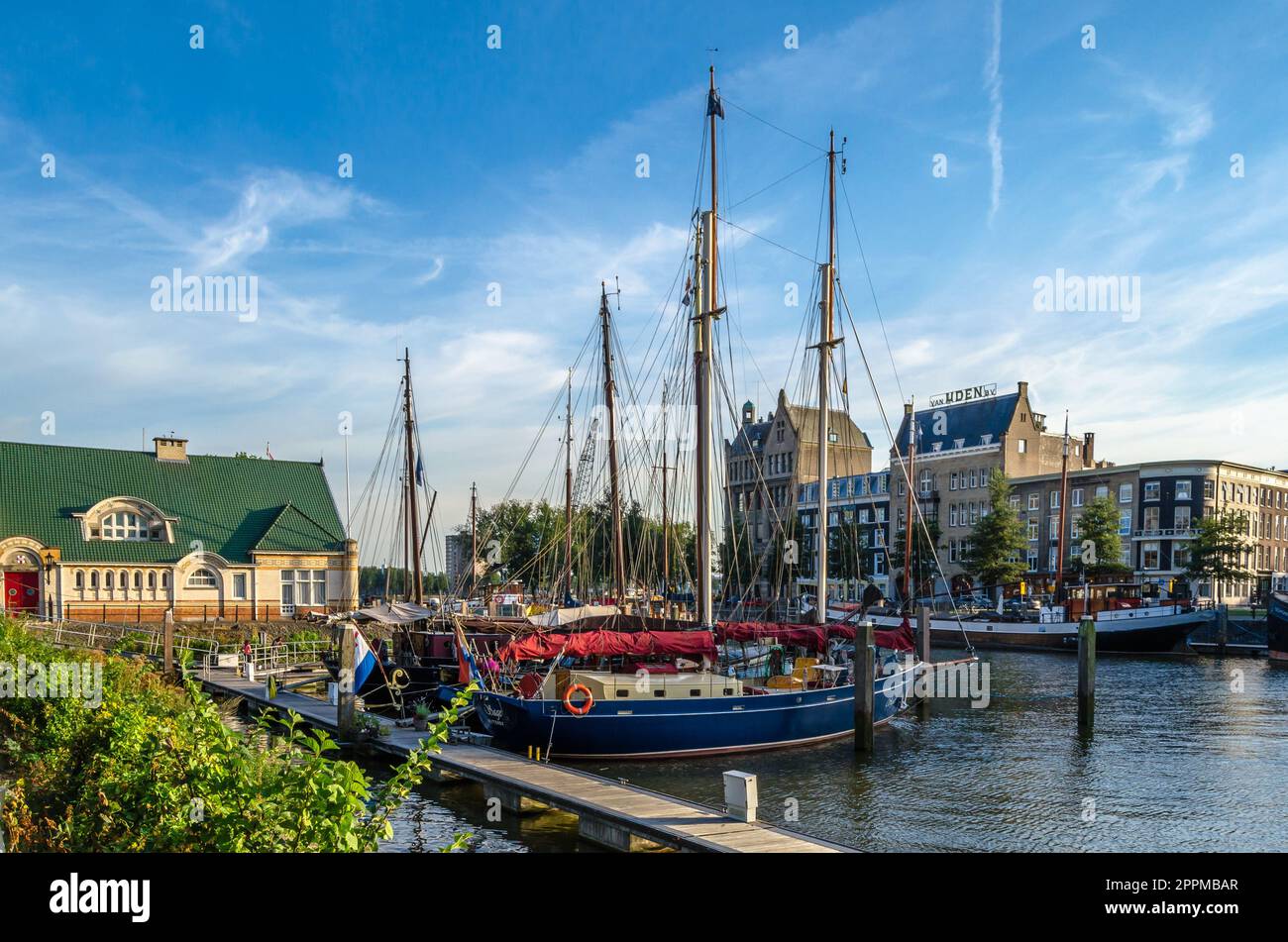 ROTTERDAM, PAESI BASSI - 26 AGOSTO 2013: Vista sul Veerhaven, uno dei tanti porti di Rotterdam, Paesi Bassi Foto Stock