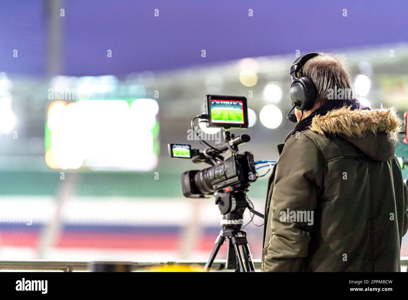 cameraman con una videocamera professionale in trasmissione di una partita di calcio Foto Stock
