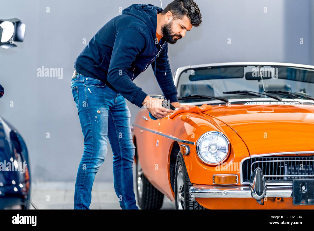 Dettaglio professionale, lucidatura, lavaggio e pulizia auto con microfibra in garage Foto Stock